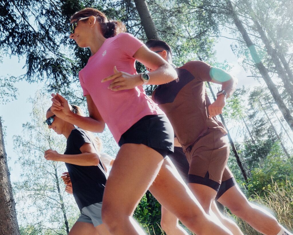 Mies juoksee metsässä