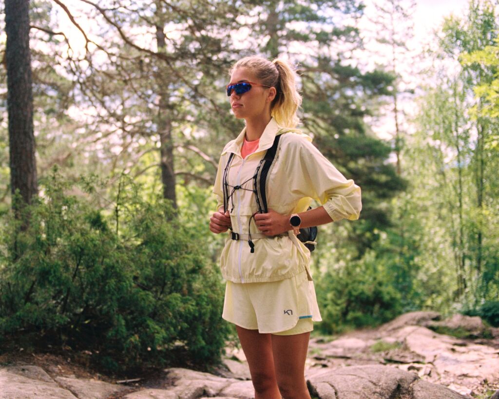 Iloisia naisia Kari Traa tuotteet päällä