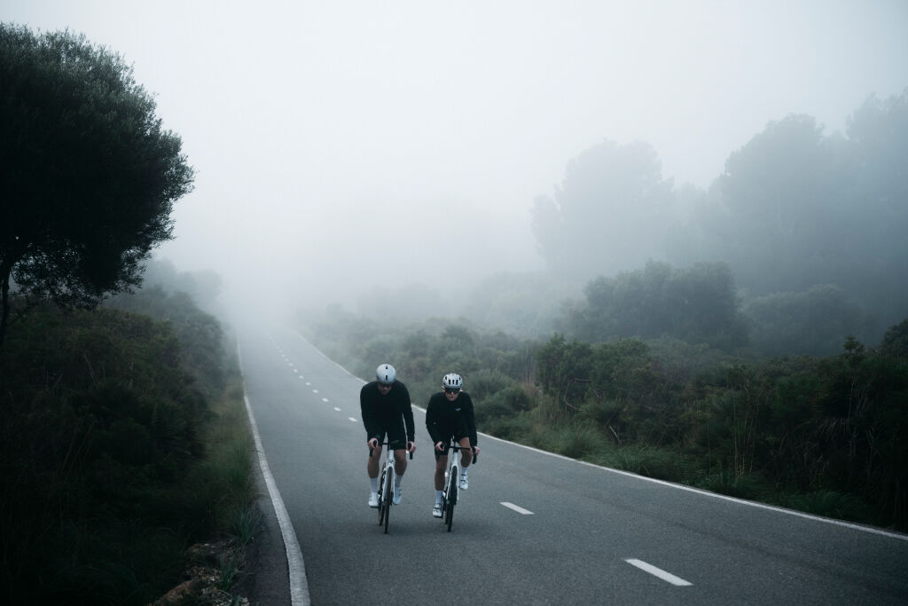 Kaksi ihmistä pyörän kanssa