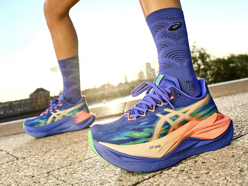 Mies venyttelee jalkaansa vuoren edessä