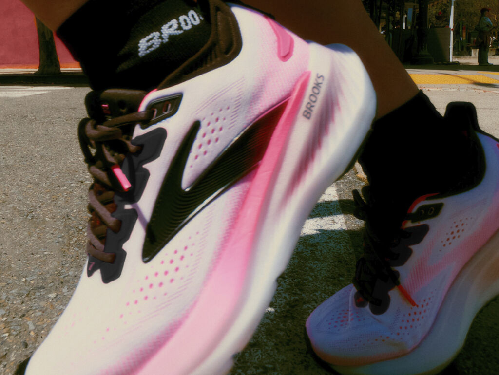 Kaksi ihmistä Brooks Glyserin 22 kengät jalassa.