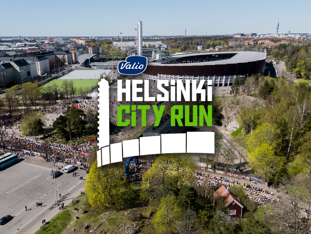 Iloisia ihmisiä juoksemassa auringonpaisteessa.