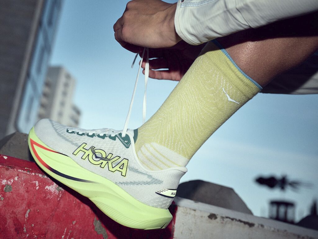 Keltaiset Hoka Mach 7 juoksukengät