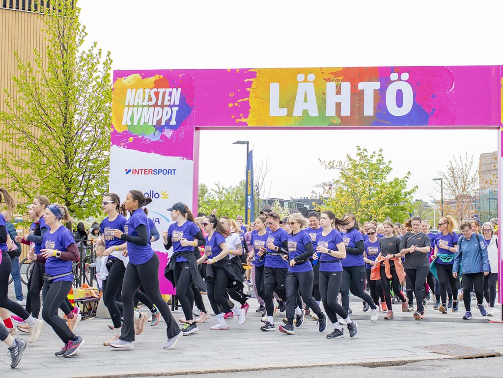 Ihmiset lähtee juoksemaan