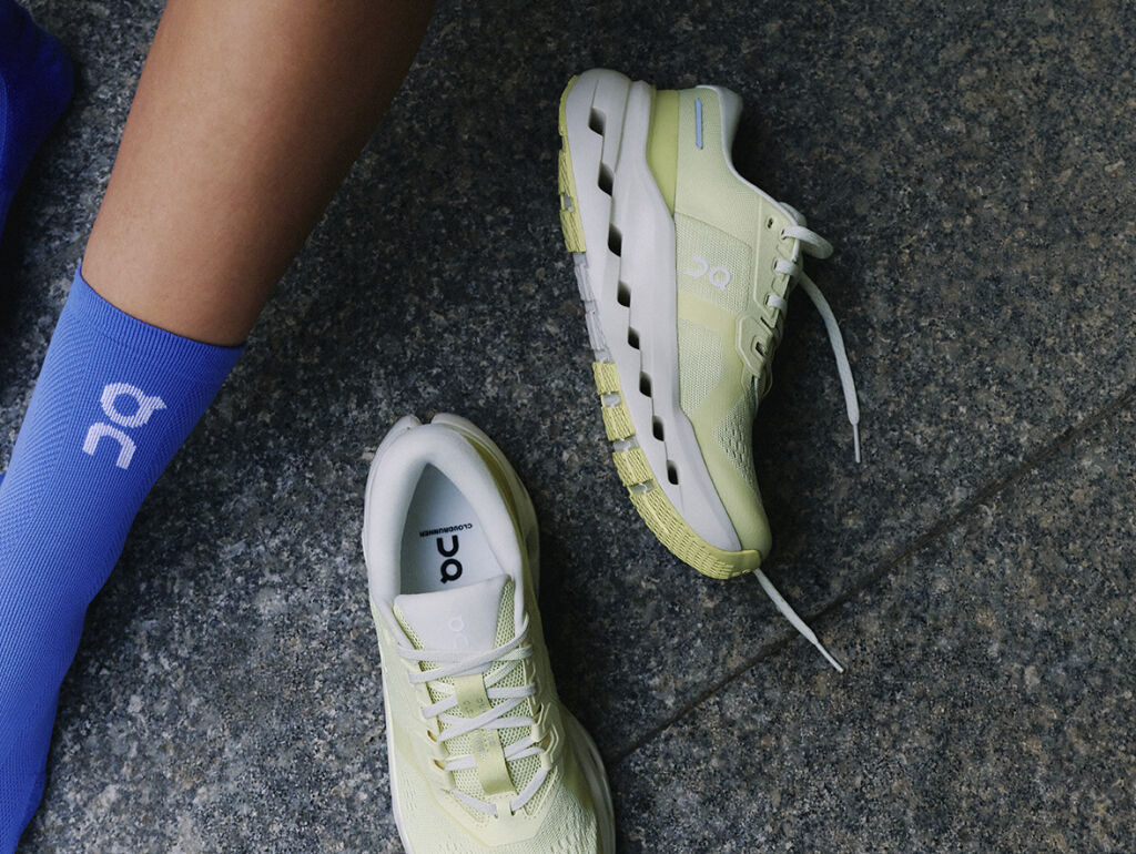 Cloudmonster-kenkä naisen jalassa.