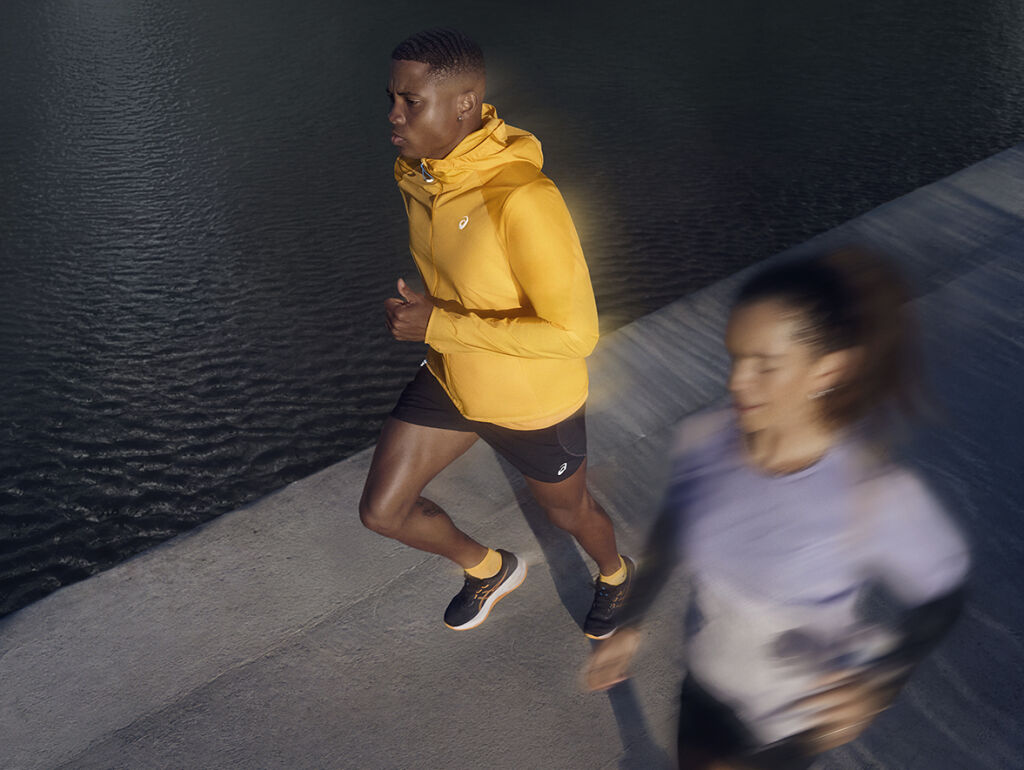 Kaksi juoksijaa kadulla 