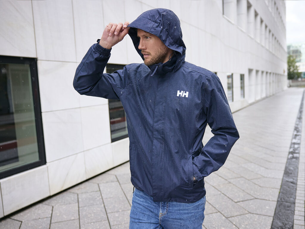 Mies Helly Hansenin takissa