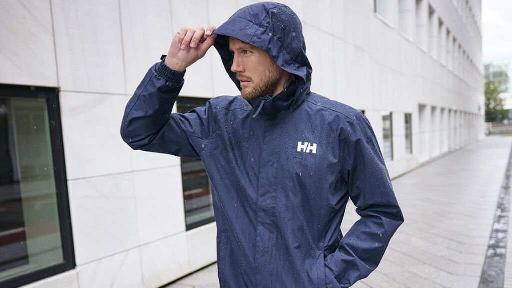 Mies Helly Hansenin takissa