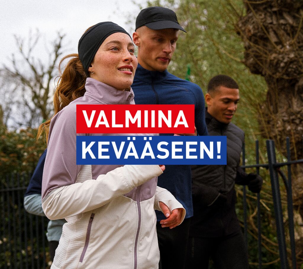 Nainen ja kaksi miestä juoksee 