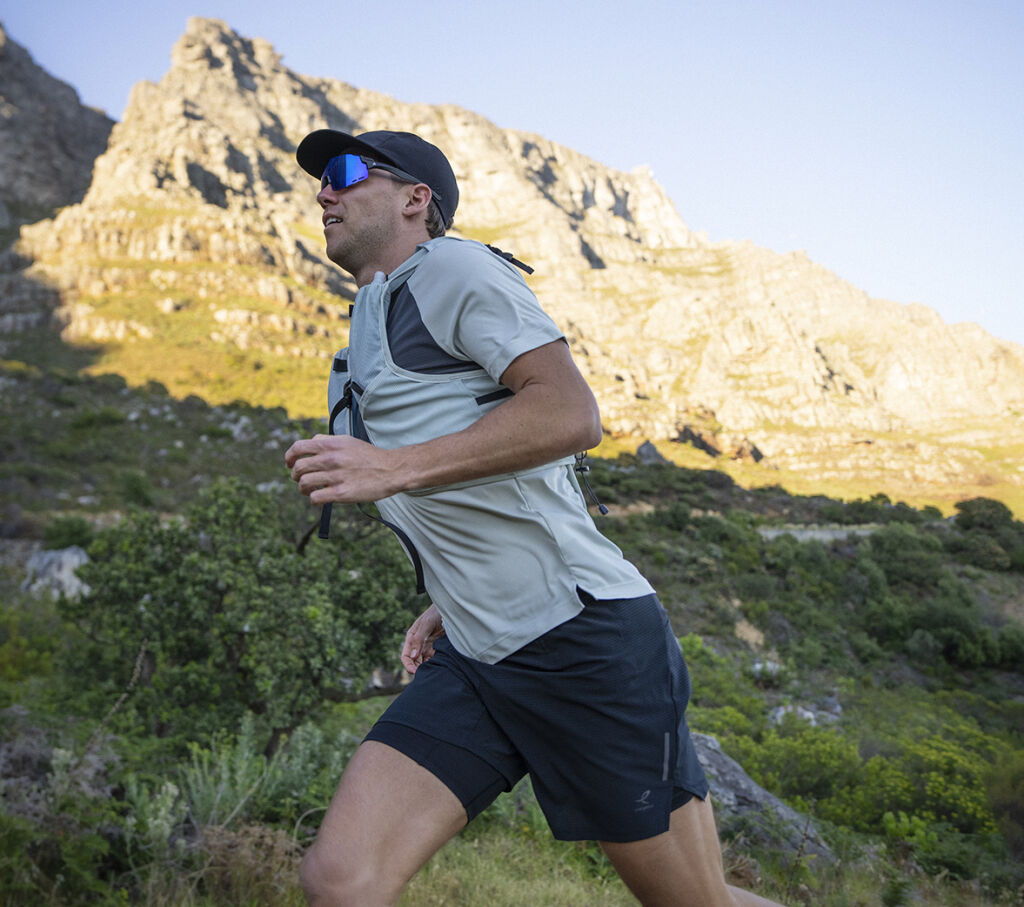 Mies juoksee vuorilla