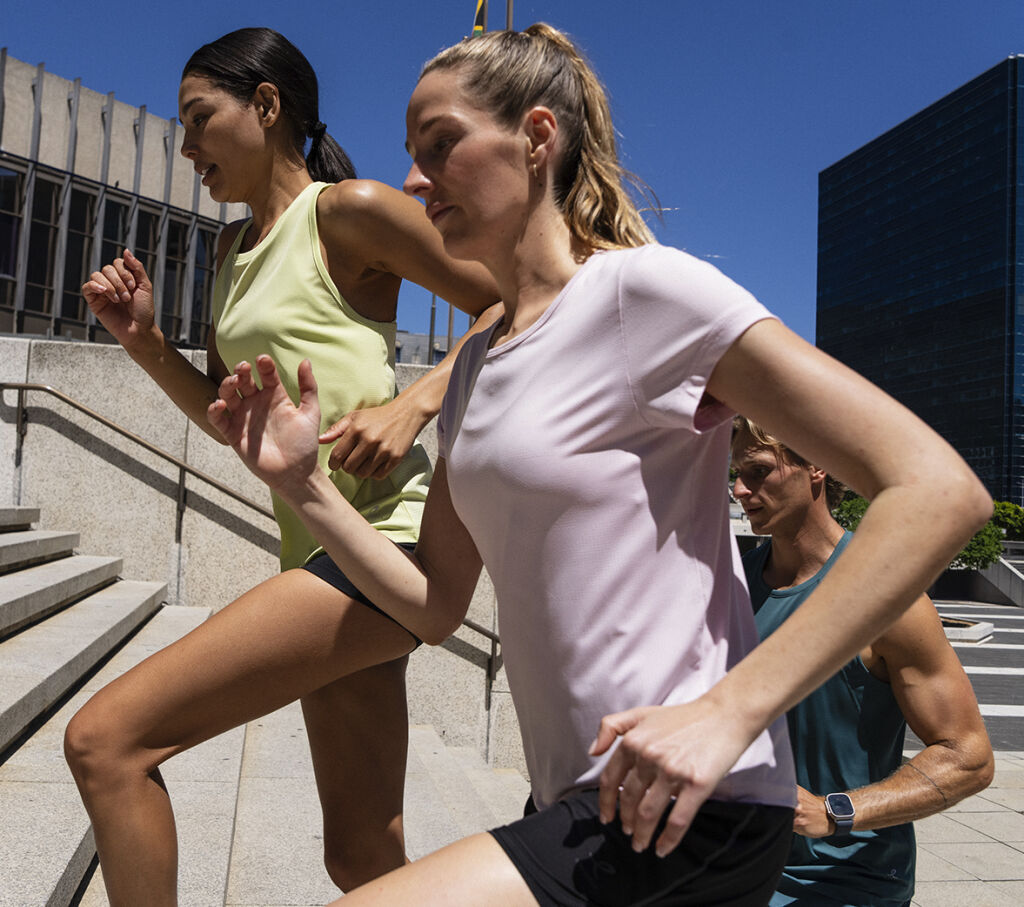 Naiset juoksevat portailla