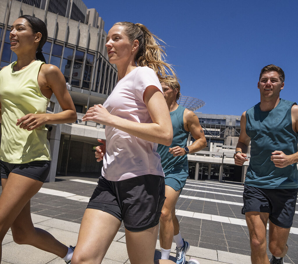 Neljä ihmistä juoksemassa