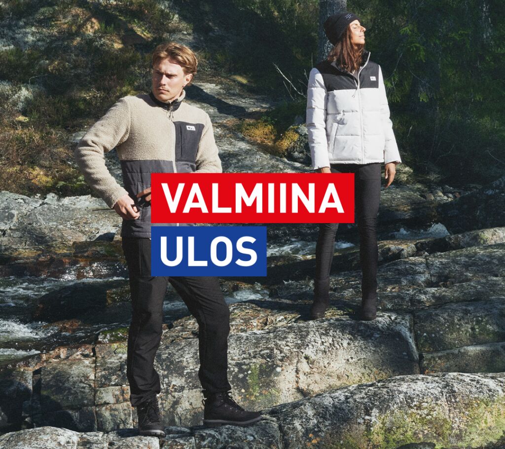 Kaksi ulkoilijaa kallioilla