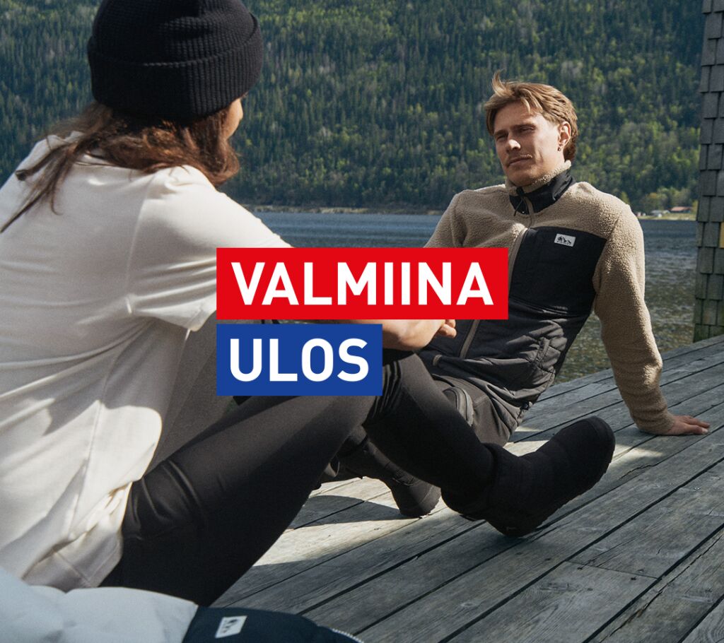 Kaksi ulkoilijaa laiturilla