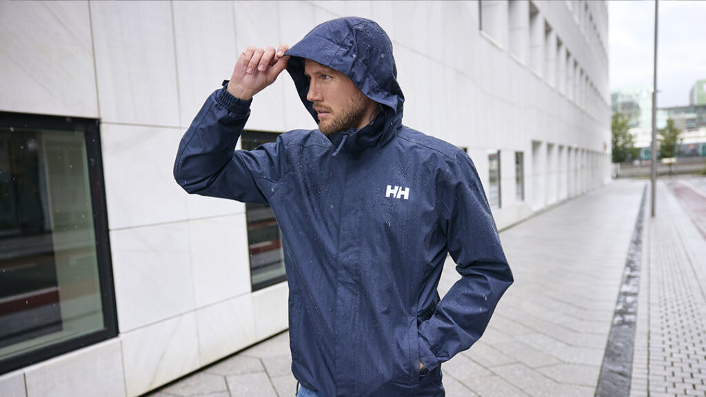 Mies Helly Hansenin takissa sateessa