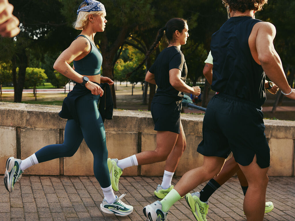 Neljä juoksijaa New Balancen Ellipseillä