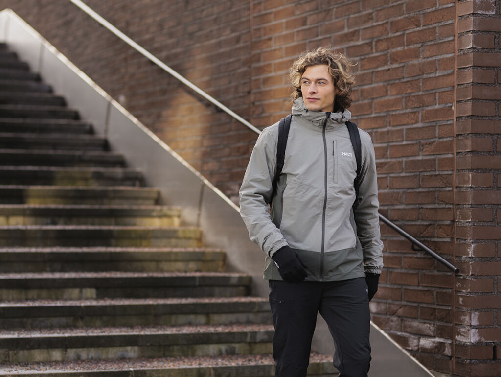 Helly Hansen miesten kevättakki miehen päällä.