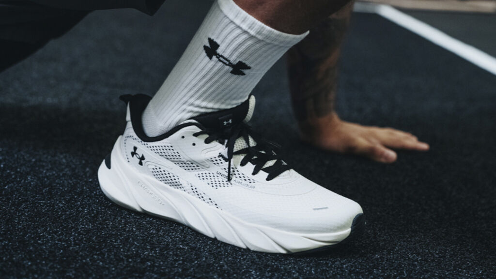 Lähikuva valkoisista Under Armour treenikengistä