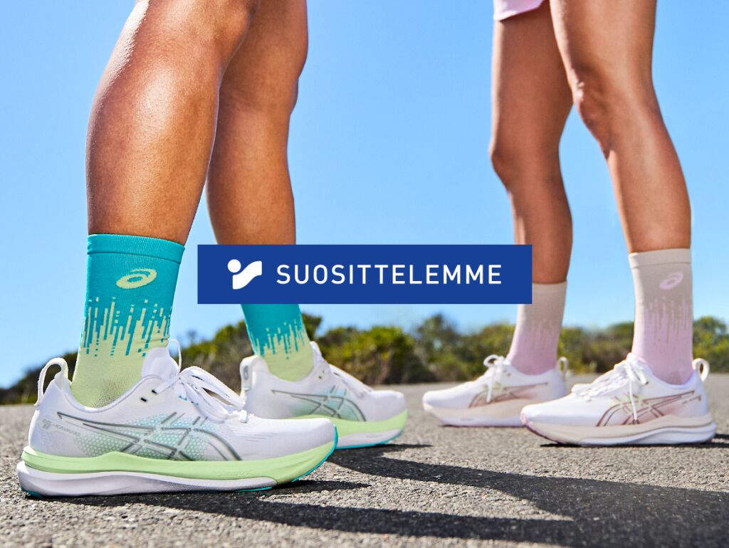 Mies ja nainen ASICS Kayano -juoksukengillä