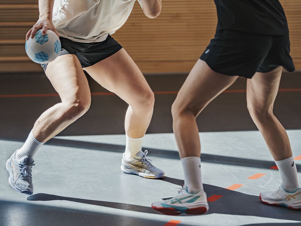 Kaksi lentopallon pelaajaa ASICS-kengillä