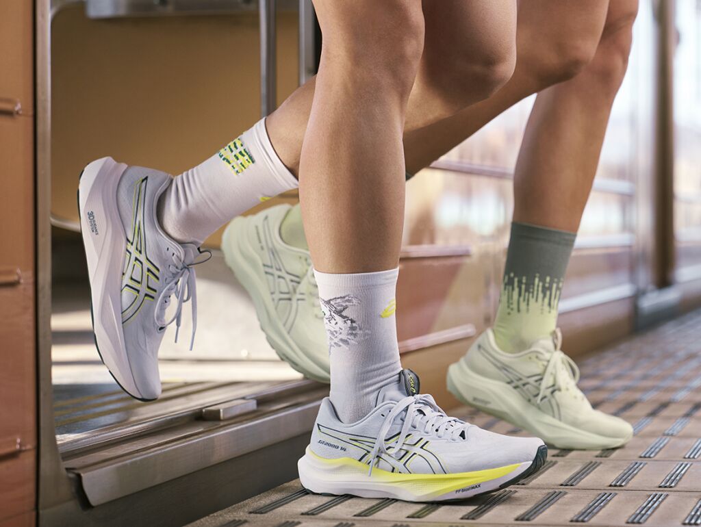 Kaksi juoksijaa astumassa ulos junasta