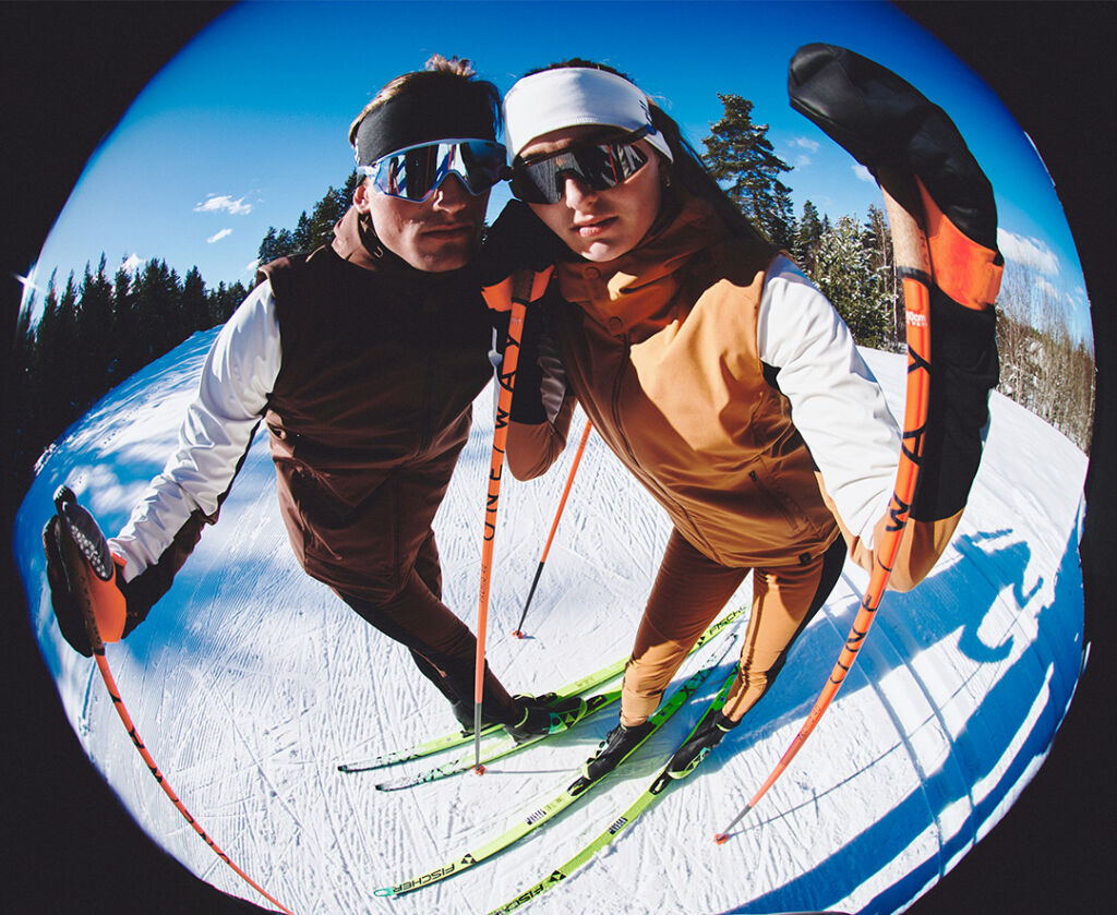 Mies juoksee metsässä