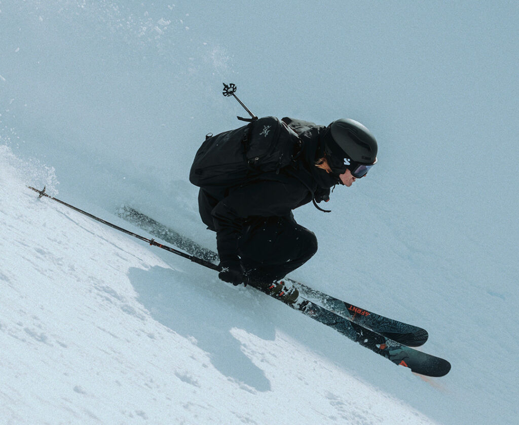 Kaksi ihmistä pyörän kanssa