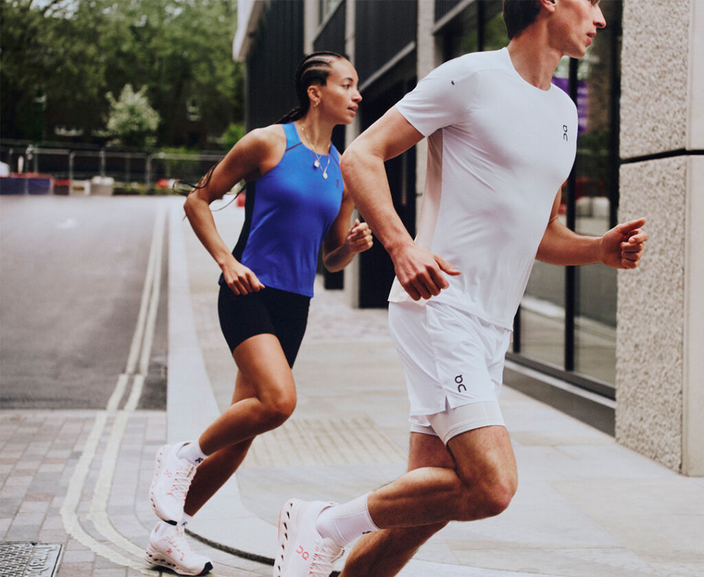 Cloudmonster-kenkä naisen jalassa.