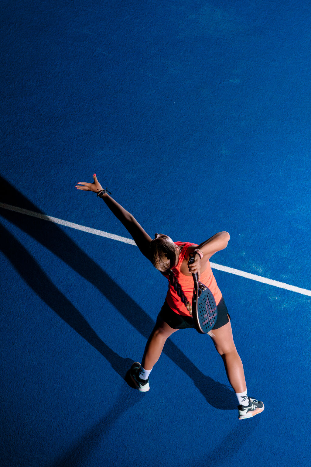 Padelin pelaaja Oxdogin padelmailalla