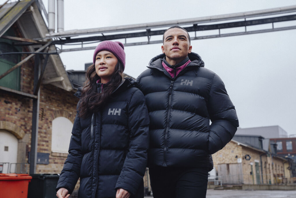 Mies ja nainen toppatakeissa